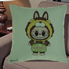 Perna Personalizata Labubu Leu Galben cu Salopeta, 40x40 cm, Verde, Husa Detasabila, Perna Inclusa, BEKZ®