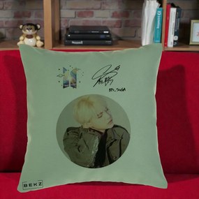 Perna Personalizata K-pop BTS Suga Portret cu Autograf, 40x40 cm, Verde, Husa Detasabila, Perna Inclusa, BEKZ®