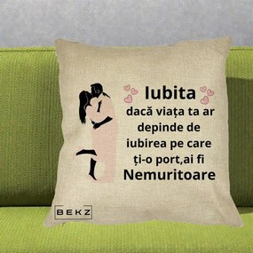 Cadou pentru Iubita - Perna Personalizata Iubita Nemuritoare cu Siluete de Cuplu, 40x40 cm, Crem, Husa Detasabila, Perna Inclusa, BEKZ®