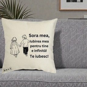 Cadou pentru Sora - Perna Personalizata Sora Mea Te Iubesc Copii Tinand Maini din Spate, 40x40 cm, Ecru, Husa Detasabila, Perna Inclusa, BEKZ®