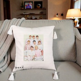 Perna Personalizata K-pop Stray Kids Foto Grup Pastel Roz-Alb cu 8 Membrii, 40x40 cm, Bej cu Franjuri, Husa Detasabila, Perna Inclusa, BEKZ®