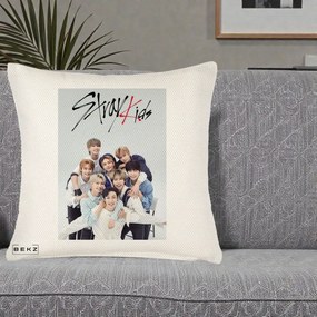 Perna Personalizata K-pop Stray Kids cu Foto Grup Alb-Albastru, 40x40 cm, Crem Reliefat, Husa Detasabila, Perna Inclusa, BEKZ®