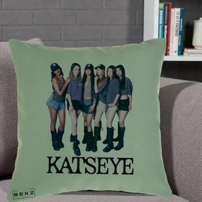 Perna Personalizata K-pop KATSEYE Grup Foto Tinute Gri, 40x40 cm, Verde, Husa Detasabila, Perna Inclusa, BEKZ®