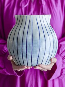 Vază din ceramică artizanală, albastru, cu dungi verticale, 21,5x13x22 cm, „Esra"