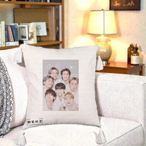 Perna Personalizata K-pop BTS Foto Grup Cute cu Animatii si 7 Membrii, 40x40 cm, Bej cu Franjuri, Husa Detasabila, Perna Inclusa, BEKZ®