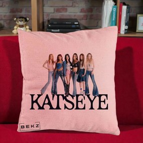 Perna Personalizata K-pop KATSEYE Foto Grup Blugi, 40x40 cm, Roz, Husa Detasabila, Perna Inclusa, BEKZ®