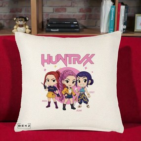 Perna Personalizata K-pop HUNTRX Trio Chibi cu Arme, 40x40 cm, Crem Reliefat, Husa Detasabila, Perna Inclusa, BEKZ®