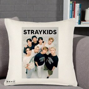 Perna Personalizata K-pop Stray Kids STRAYKIDS Alb-Negru cu Foto Grup, 40x40 cm, Crem Reliefat, Husa Detasabila, Perna Inclusa, BEKZ®