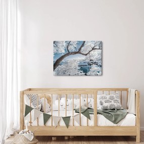 Tablou cu copac înzăpezit lângă apă (70x50 cm)