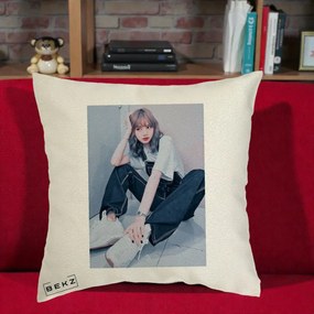 Perna Personalizata K-pop BLACKPINK Lisa, 40x40 cm, Ecru, Husa Detasabila, Perna Inclusa, BEKZ®