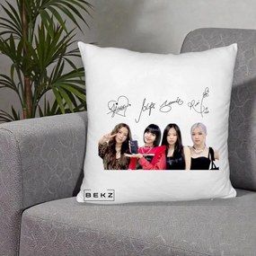 Perna Personalizata K-pop BLACKPINK Semnaturi, 40x40 cm, Alb Pufos, Husa Detasabila, Perna Inclusa, BEKZ®