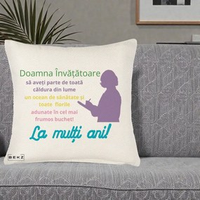 Cadou pentru Invatatoare - Perna Personalizata Doamna Invatatore La Multi Ani cu Silueta si Text Colorat, 40x40 cm, Crem Reliefat, Husa Detasabila, Perna Inclusa, BEKZ®