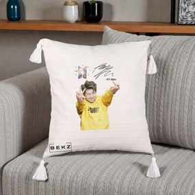 Perna Personalizata K-pop BTS RM Namjoon Hanorac Galben Autograf, 40x40 cm, Bej cu Franjuri, Husa Detasabila, Perna Inclusa, BEKZ®