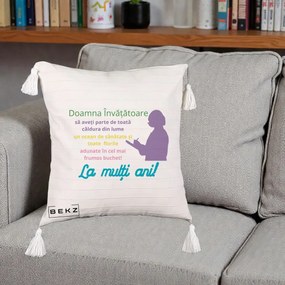 Cadou pentru Invatatoare - Perna Personalizata Doamna Invatatore La Multi Ani cu Silueta si Text Colorat, 40x40 cm, Bej cu Franjuri, Husa Detasabila, Perna Inclusa, BEKZ®