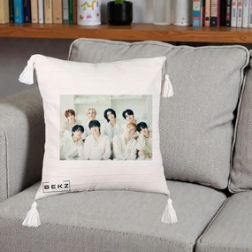 Perna Personalizata K-pop Stray Kids Foto Grup Alb All-White cu 8 Membrii, 40x40 cm, Bej cu Franjuri, Husa Detasabila, Perna Inclusa, BEKZ®