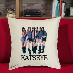Perna Personalizata K-pop KATSEYE Grup Foto Tinute Gri, 40x40 cm, Ecru, Husa Detasabila, Perna Inclusa, BEKZ®