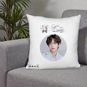 Perna Personalizata K-pop BTS V Taehyung Portret Cerc Autograf, 40x40 cm, Alb Pufos, Husa Detasabila, Perna Inclusa, BEKZ®