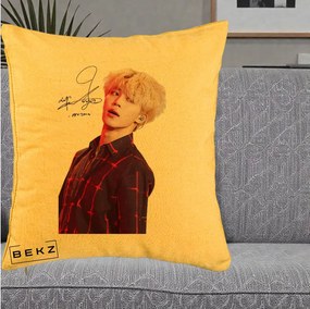 Perna Personalizata K-pop BTS Jimin Portret Artistic par Blond Autograf, 40x40 cm, Galben, Husa Detasabila, Perna Inclusa, BEKZ®
