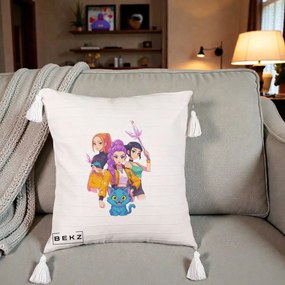 Perna Personalizata K-pop HUNTRX Trio cu Pisica si Cristale, 40x40 cm, Bej cu Franjuri, Husa Detasabila, Perna Inclusa, BEKZ®