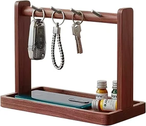 Tavă de bijuterii din lemn cu 4 organizatoare agățate.