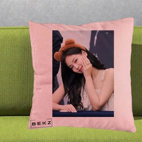 Perna Personalizata K-pop BLACKPINK Jennie Cute cu Diadema Ursulet, 40x40 cm, Roz, Husa Detasabila, Perna Inclusa, BEKZ®