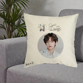 Perna Personalizata K-pop BTS V Taehyung Portret Cerc Autograf, 40x40 cm, Ecru, Husa Detasabila, Perna Inclusa, BEKZ®