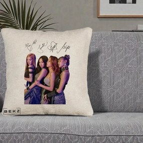 Perna Personalizata K-pop BLACKPINK Fotografie Grup Autografe Deasupra, 40x40 cm, Bej Canapea, Husa Detasabila, Perna Inclusa, BEKZ®