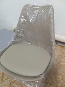 OFERTA Scaun bej BALI MARK cu picioare negre calitate a doua