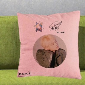 Perna Personalizata K-pop BTS Suga Portret cu Autograf, 40x40 cm, Roz, Husa Detasabila, Perna Inclusa, BEKZ®