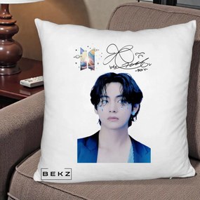 Perna Personalizata K-pop BTS V Taehyung Portret cu Autograf, 40x40 cm, Alb Pufos, Husa Detasabila, Perna Inclusa, BEKZ®