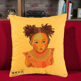 Perna Decorativa Fetita Vesela Portret Colorat, 40x40 cm, Galben, Husa Detasabila, Perna Inclusa, BEKZ®