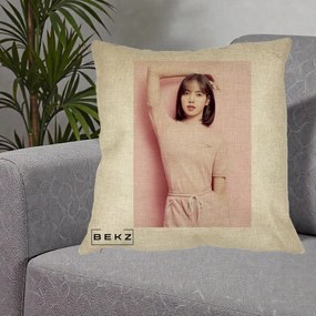 Perna Personalizata K-pop BLACKPINK Lisa Roz, 40x40 cm, Crem, Husa Detasabila, Perna Inclusa, BEKZ®