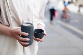 Cană de voiaj gri închis din sticlă 340 ml – Black + Blum