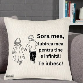 Cadou pentru Sora - Perna Personalizata Sora Mea Te Iubesc Copii Tinand Maini din Spate, 40x40 cm, Crem Reliefat, Husa Detasabila, Perna Inclusa, BEKZ®