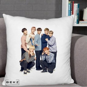 Perna Personalizata K-pop BTS Foto Grup In Picioare Tricoturi, 40x40 cm, Alb Pufos, Husa Detasabila, Perna Inclusa, BEKZ®