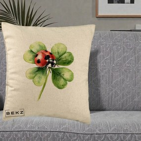 Perna Decorativa Buburuza Norocoasa pe Trifoi cu Patru Foi, 40x40 cm, Bej, Husa Detasabila, Perna Inclusa, BEKZ®