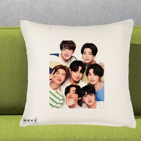 Perna Personalizata K-pop BTS Bangtan Boys Portret Grup Fanart, 40x40 cm, Crem Reliefat, Husa Detasabila, Perna Inclusa, BEKZ®