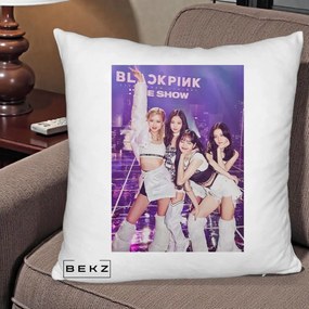 Perna Personalizata K-pop BLACKPINK The Show Concert cu 4 Membre pe Scena, 40x40 cm, Alb Pufos, Husa Detasabila, Perna Inclusa, BEKZ®