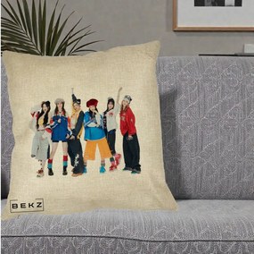 Perna Personalizata Grup K-pop Fete in Picioare Foto, 40x40 cm, Crem, Husa Detasabila, Perna Inclusa, BEKZ®