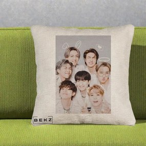 Perna Personalizata K-pop BTS Foto Grup Cute cu Animatii si 7 Membrii, 40x40 cm, Bej Canapea, Husa Detasabila, Perna Inclusa, BEKZ®