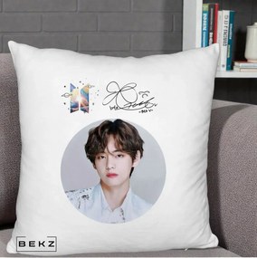 Perna Personalizata K-pop BTS V Taehyung Portret Cerc Autograf, 40x40 cm, Alb Pufos, Husa Detasabila, Perna Inclusa, BEKZ®