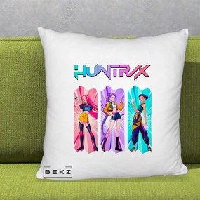 Perna Personalizata K-pop HUNTRX Trio cu Pisica in Benzi, 40x40 cm, Alb Pufos, Husa Detasabila, Perna Inclusa, BEKZ®