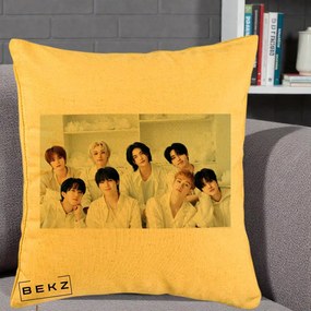 Perna Personalizata K-pop Stray Kids Foto Grup All-White Landscape, 40x40 cm, Galben, Husa Detasabila, Perna Inclusa, BEKZ®
