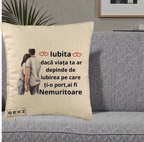 Cadou pentru Iubita - Perna Personalizata Iubita Nemuritoare cu Cuplu Acuarela Roz si Inimi, 40x40 cm, Bej, Husa Detasabila, Perna Inclusa, BEKZ®