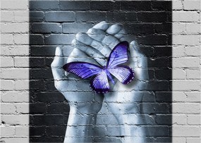 Tablou - Fluture violet pe perete (70x50 cm)