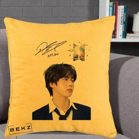 Perna Personalizata K-pop BTS Jin Portret Tinuta Albastra Autograf, 40x40 cm, Galben, Husa Detasabila, Perna Inclusa, BEKZ®