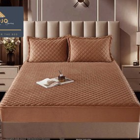 Husa de pat matlasata si 2 fete de perne din catifea, cu elastic, model tip topper, pentru saltea 160x200 cm, maro, HTC-43