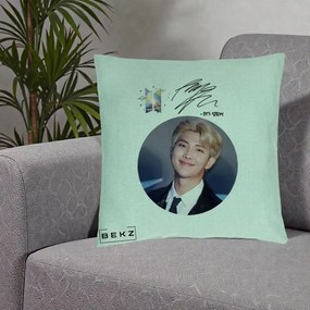 Perna Personalizata K-pop BTS RM Namjoon Portret Cerc cu Autograf, 40x40 cm, Verde Menta, Husa Detasabila, Perna Inclusa, BEKZ®