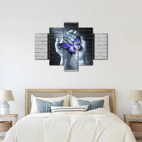 Tablou - Fluture violet pe perete (150x105 cm)