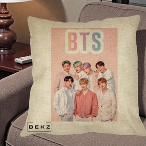 Perna Personalizata K-pop BTS Foto Grup cu BTS si Fond Roz Pastel, 40x40 cm, Crem, Husa Detasabila, Perna Inclusa, BEKZ®